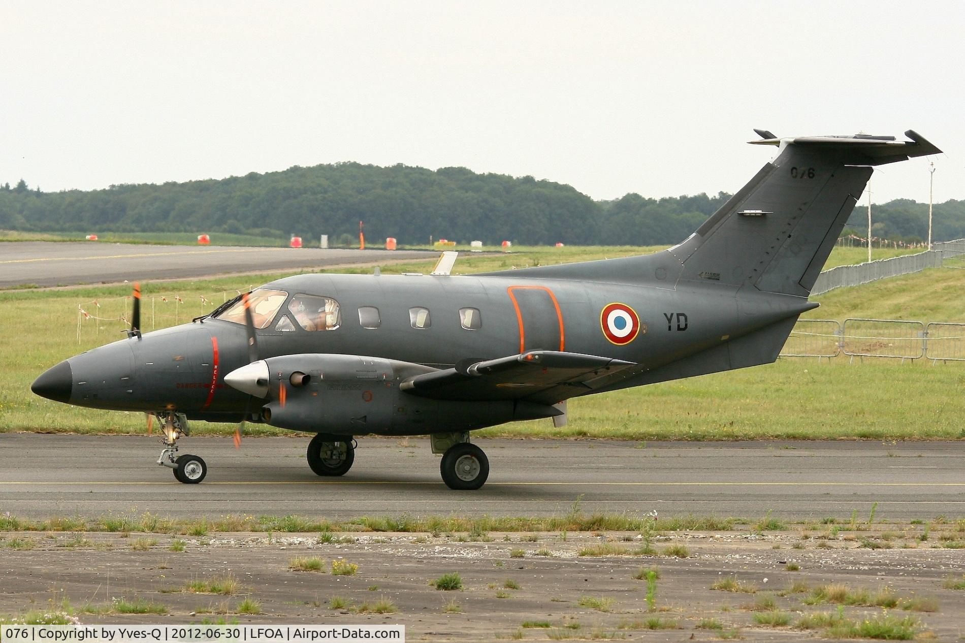 076, Embraer EMB-121AA Xingu C/N 121076, Embraer EMB-121AA Xingu, Taxiing before take off,  Avord Air Base 702 (LFOA)  Open day in june 2012