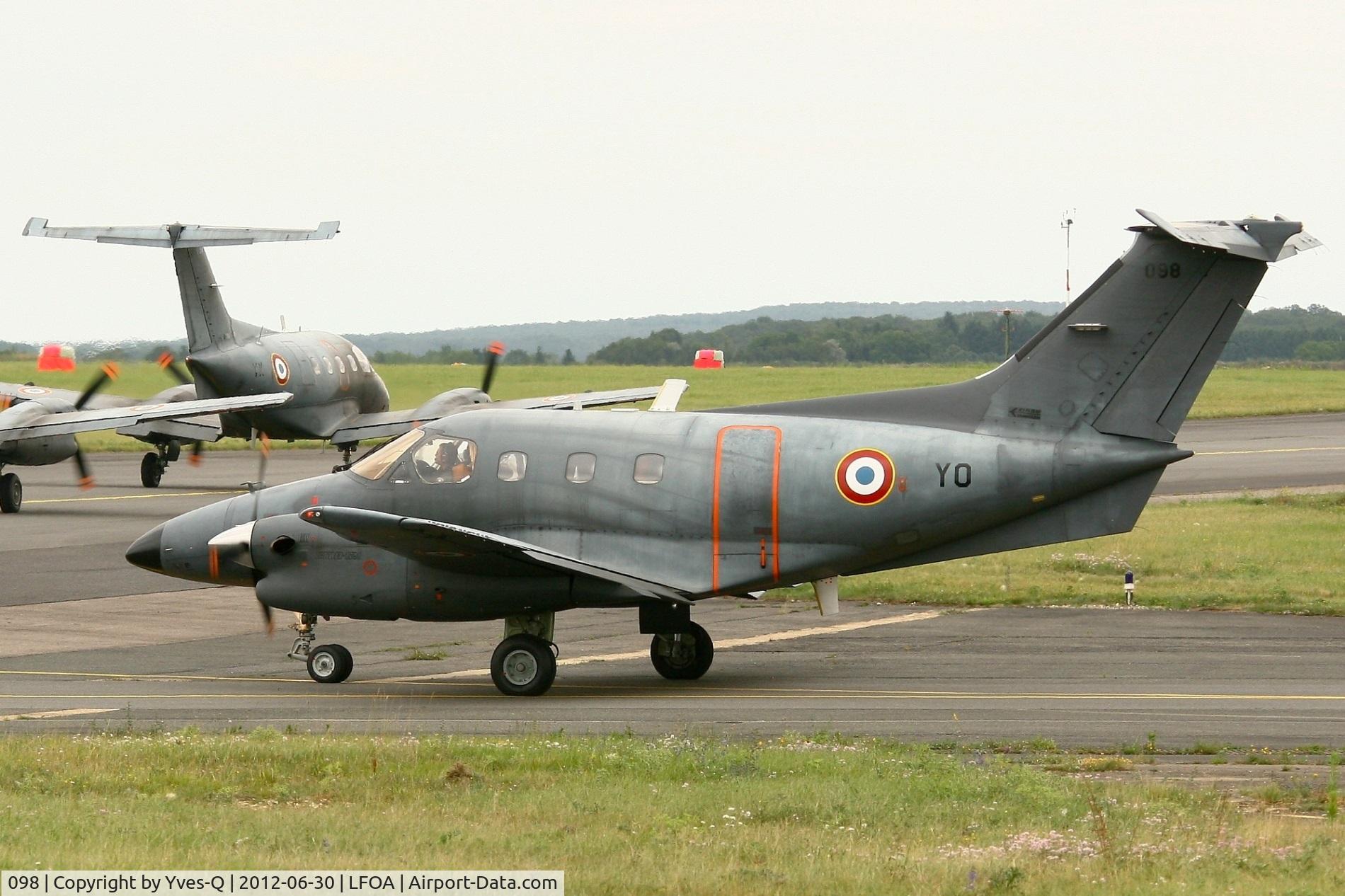 098, Embraer EMB-121AA Xingu C/N 121098, Embraer EMB-121AA Xingu, Taxiing before take off,  Avord Air Base 702 (LFOA)  Open day in june 2012