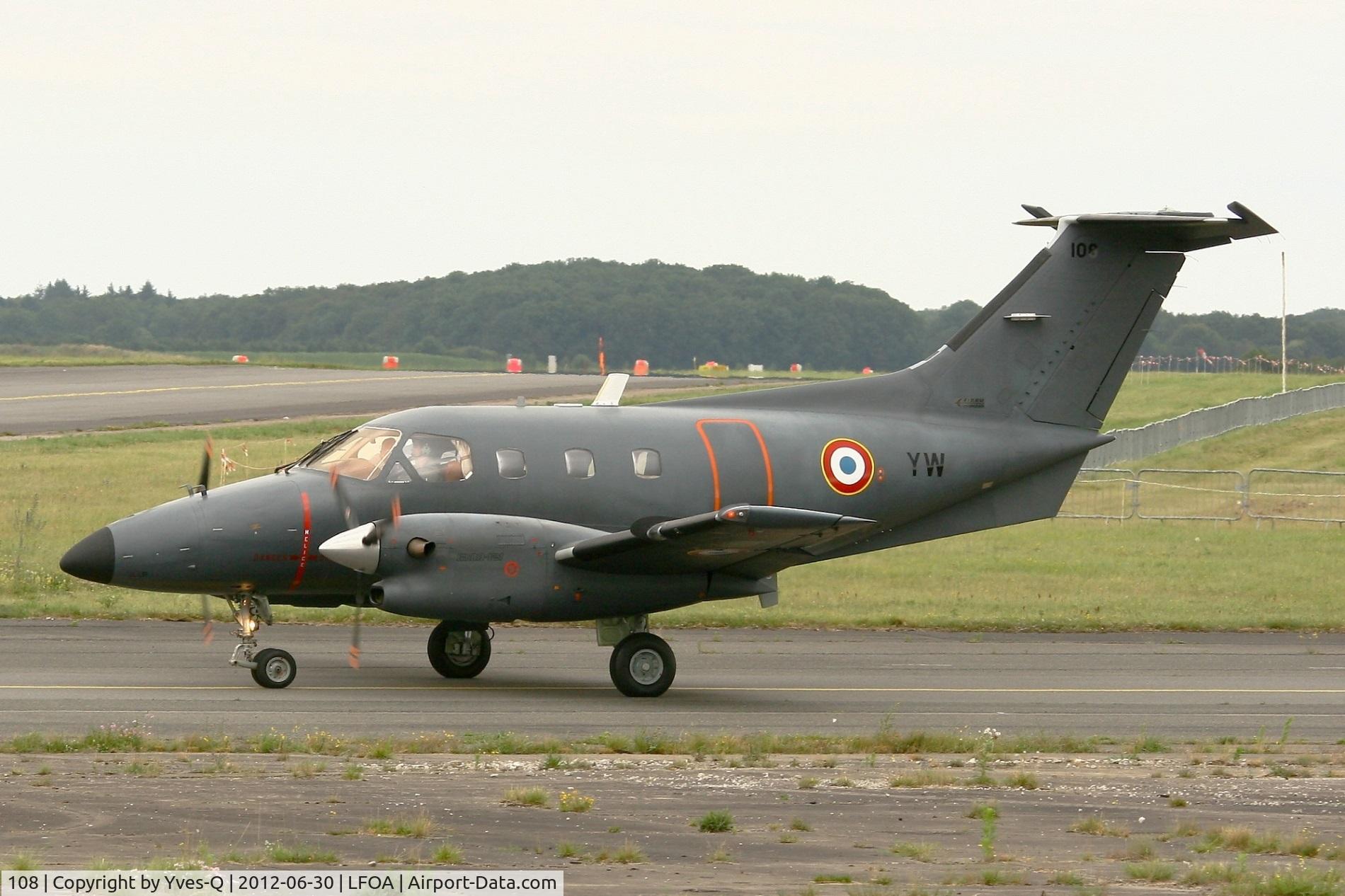 108, Embraer EMB-121AA Xingu C/N 121108, Embraer EMB-121AA Xingu, Taxiing before take off,  Avord Air Base 702 (LFOA)  Open day in june 2012