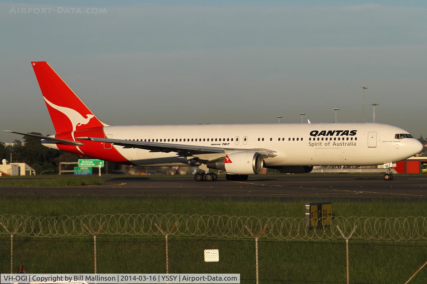 VH-OGI, 1991 Boeing 767-338 C/N 25246, taxiing from 34R