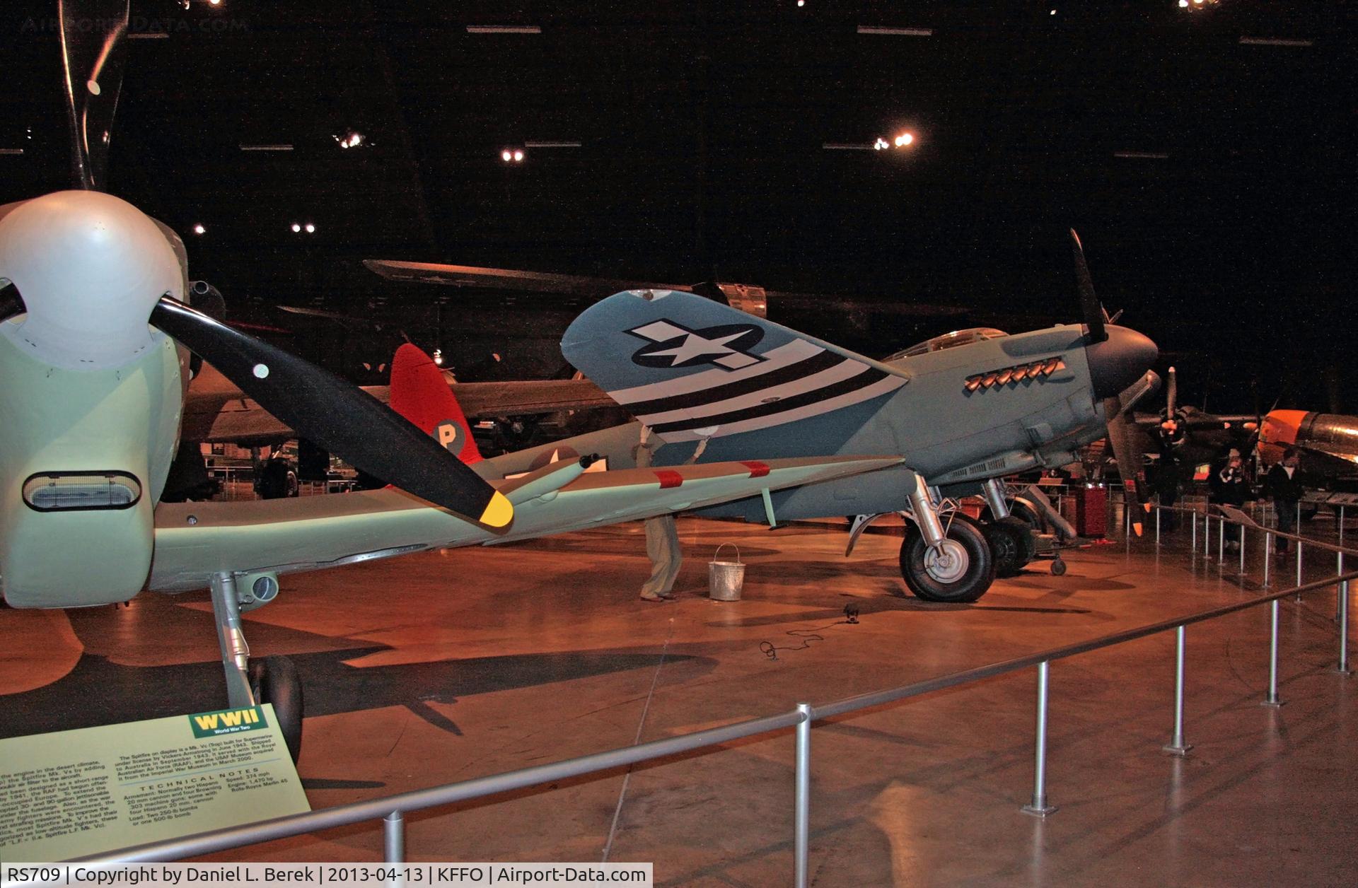 RS709, 1946 De Havilland DH-98 Mosquito B Mk.35 C/N Not found, Two British Merlin-powered classic beauties side by side!