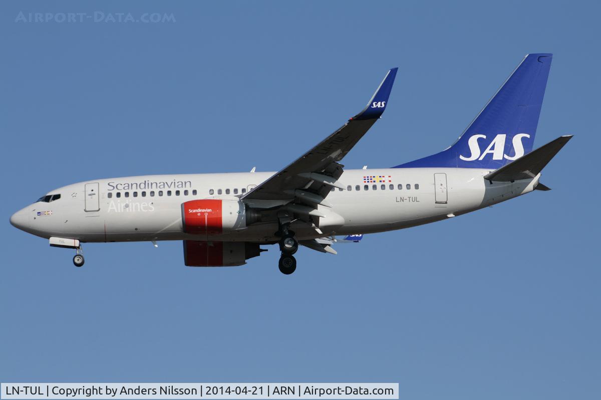 LN-TUL, 2002 Boeing 737-705 C/N 29097, On final for 01L.