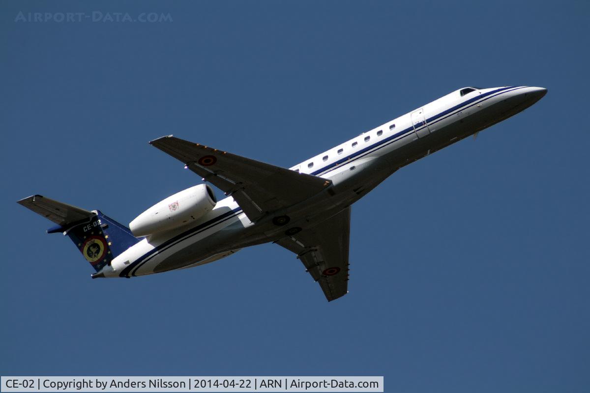 CE-02, 2001 Embraer ERJ-135LR (EMB-135LR) C/N 145480, Departing runway 08.