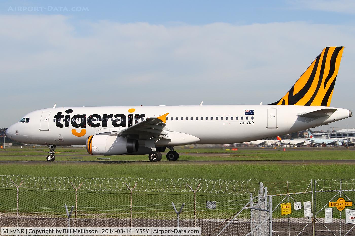 VH-VNR, 2013 Airbus A320-232 C/N 5900, taxiing to 34R