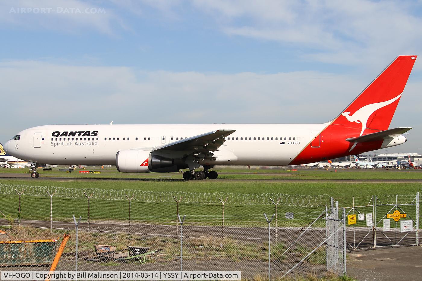 VH-OGO, 1994 Boeing 767-338 C/N 25577, taxiing TO 34R