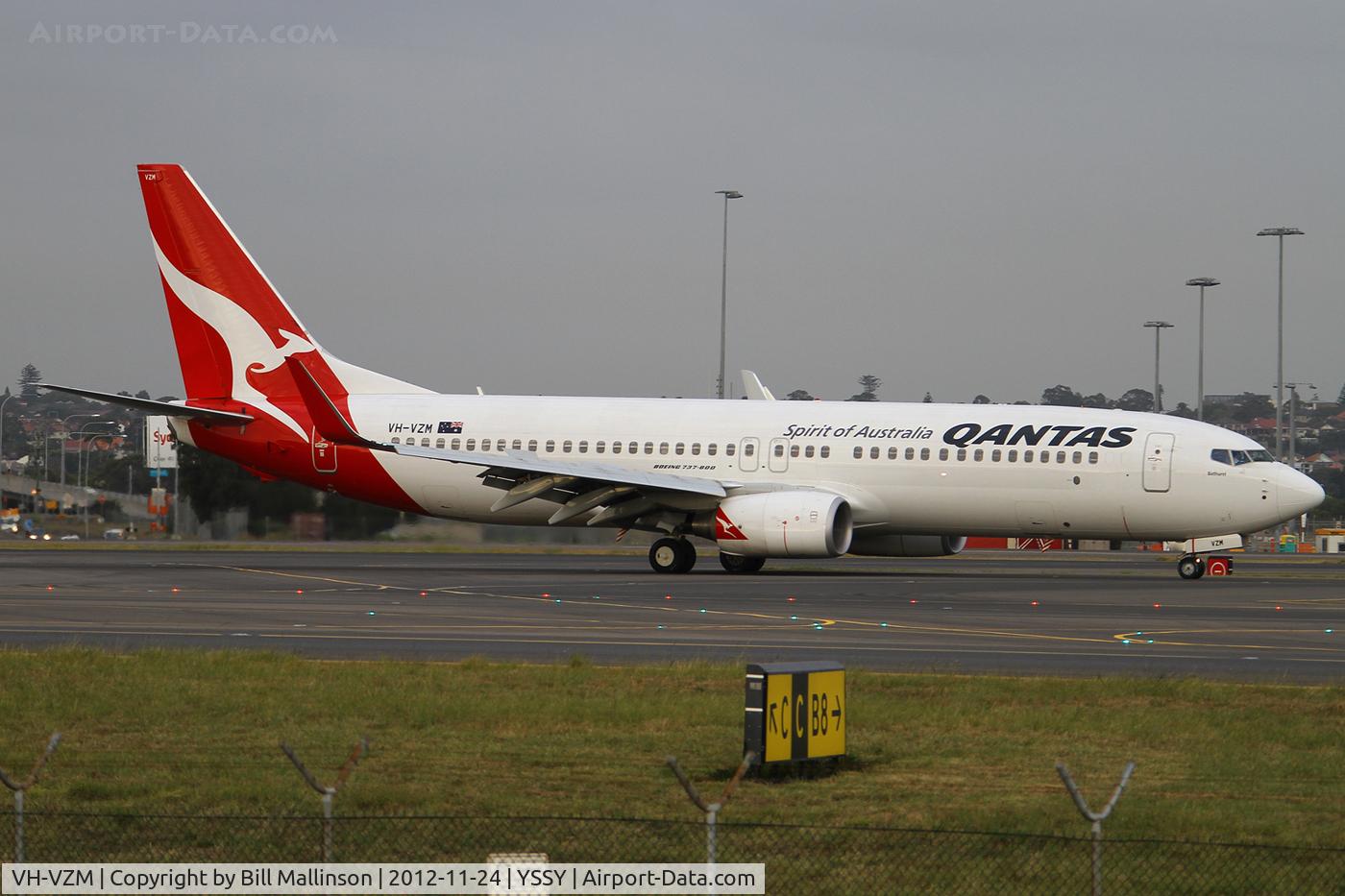 VH-VZM, 2011 Boeing 737-838 C/N 34192, taxiing from 34R