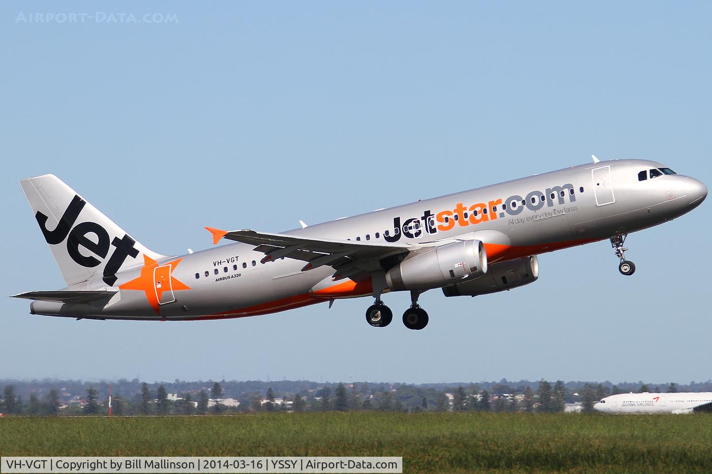 VH-VGT, 2009 Airbus A320-232 C/N 4178, away from 34R