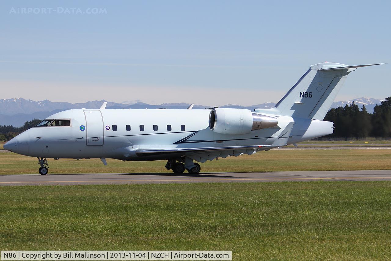 N86, 1994 Canadair Challenger 601-3R (CL-600-2B16) C/N 5167, taxiing to 02