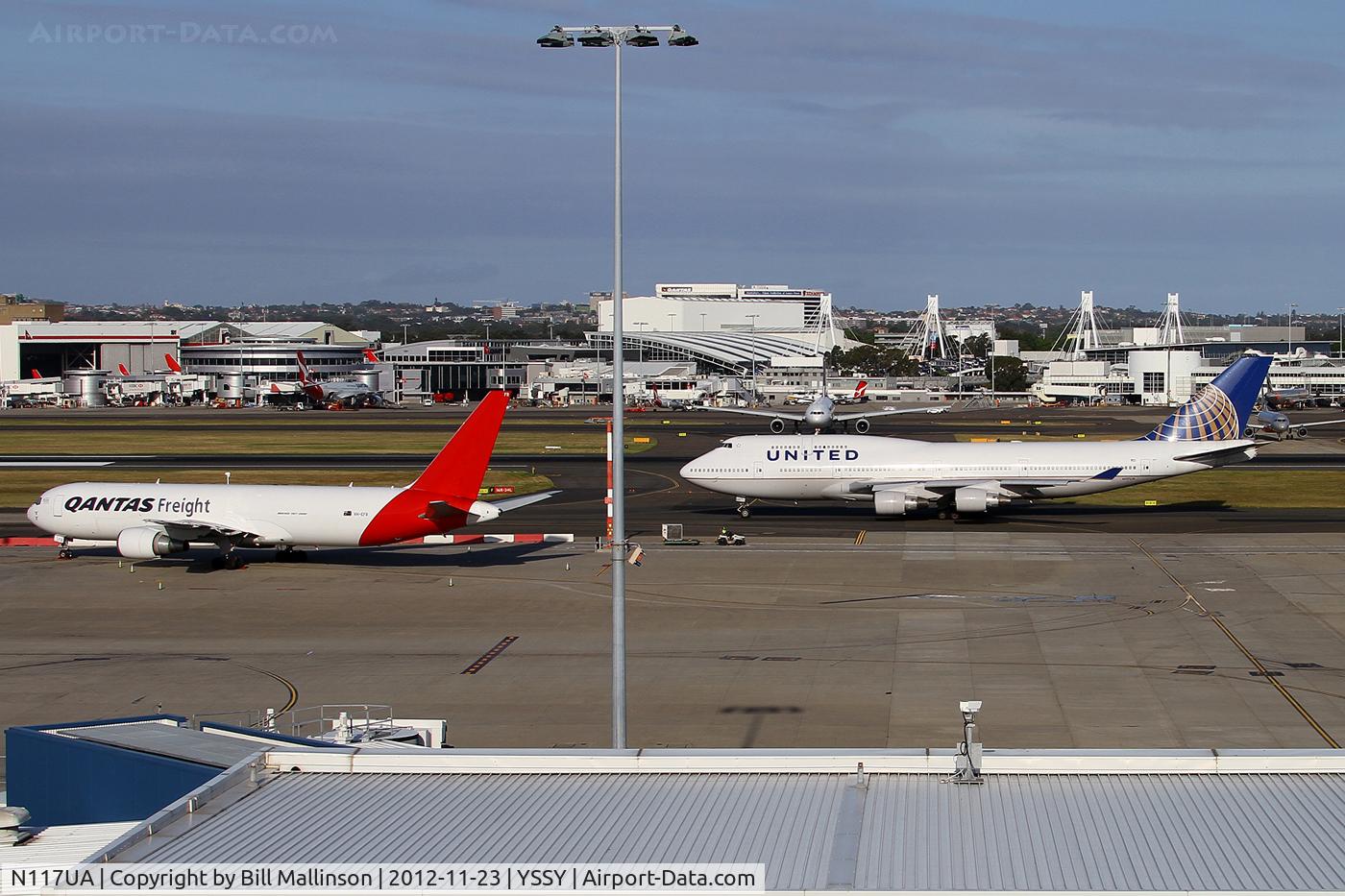 N117UA, 1999 Boeing 747-422 C/N 28810, passing VH-EFR