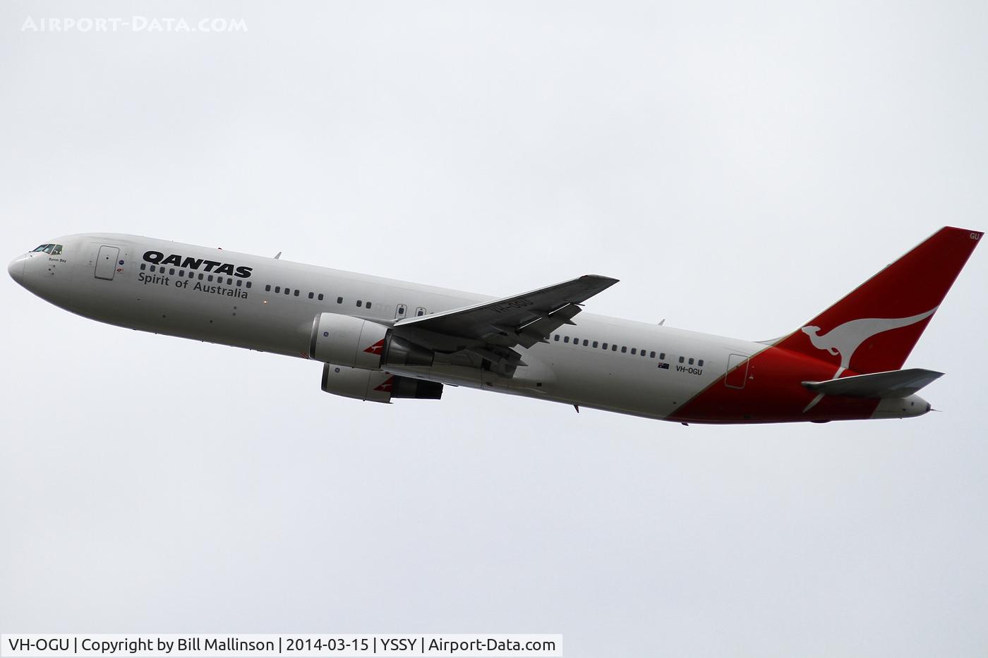 VH-OGU, 1998 Boeing 767-338 C/N 29118, away from 34L