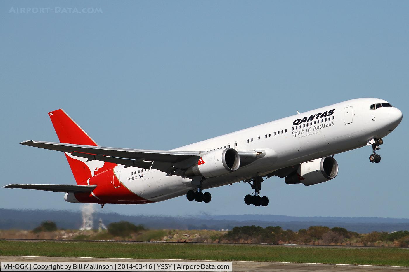 VH-OGK, 1991 Boeing 767-338 C/N 25316, away from 34R
