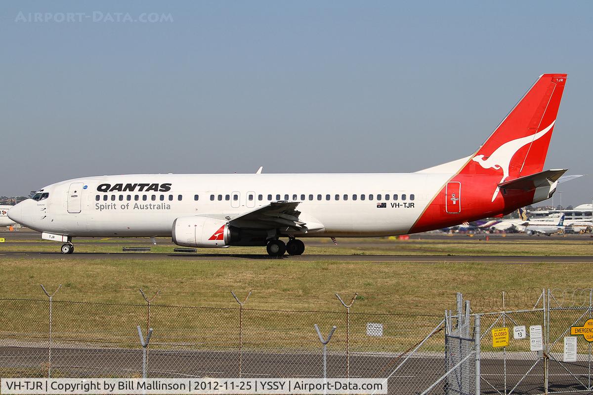 VH-TJR, 1992 Boeing 737-476 C/N 24443, taxiing to 34R