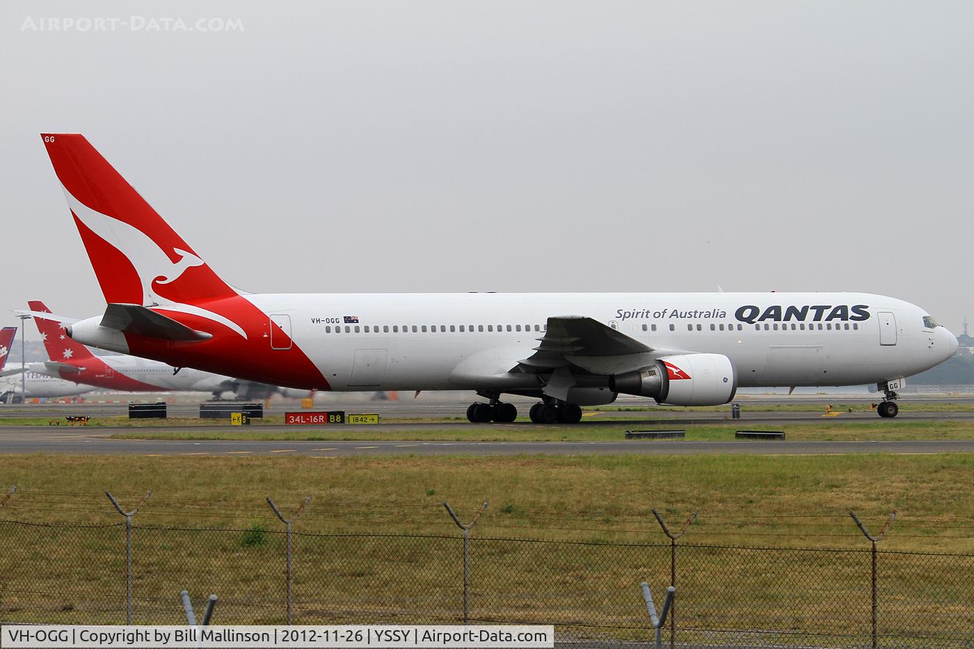 VH-OGG, 1990 Boeing 767-338 C/N 24929, taxiing from 34R