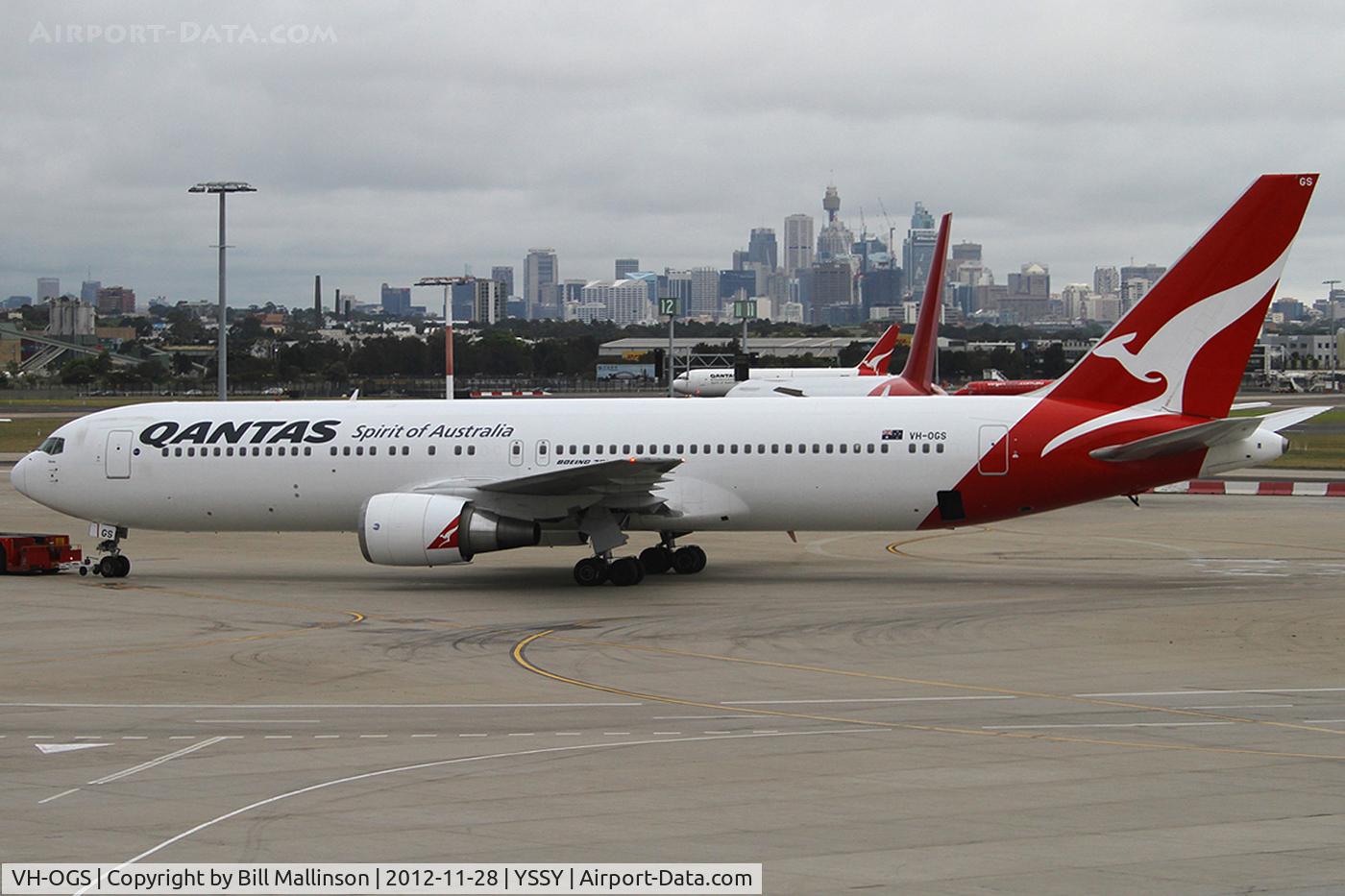 VH-OGS, 1997 Boeing 767-338/ER C/N 28725, done its domestics for the day.... now for an international to Hawaii and back !