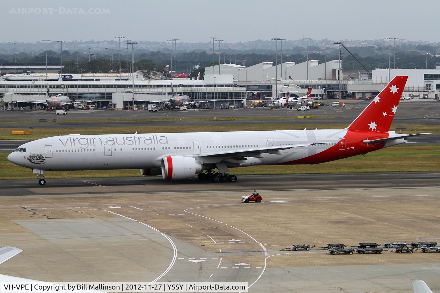 VH-VPE, 2009 Boeing 777-3ZG/ER C/N 37939, taxiing to 16R