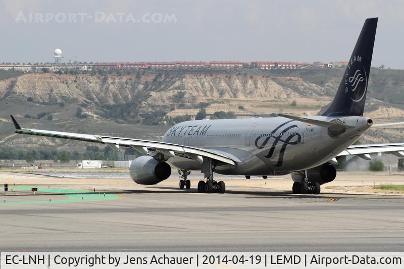 EC-LNH, 2003 Airbus A330-243 C/N 551, Line up