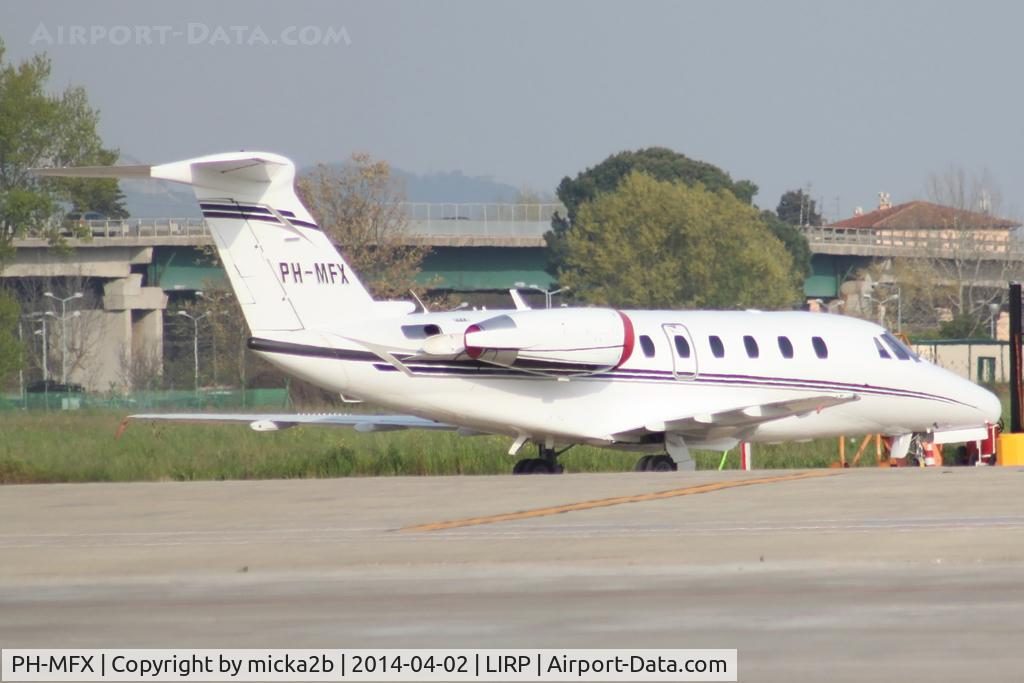 PH-MFX, 1994 Cessna 650 Citation VI C/N 650-0240, Parked