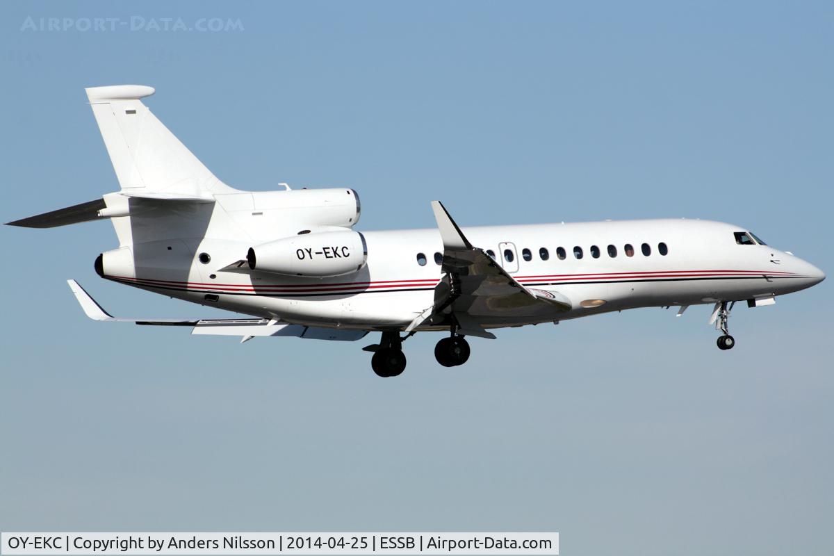 OY-EKC, 2011 Dassault Falcon 7X C/N 121, On final approach for runway 12.