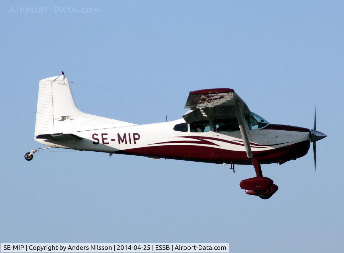 SE-MIP, 1972 Cessna A185E Skywagon 185 C/N 185-02010, On final for runway 12.