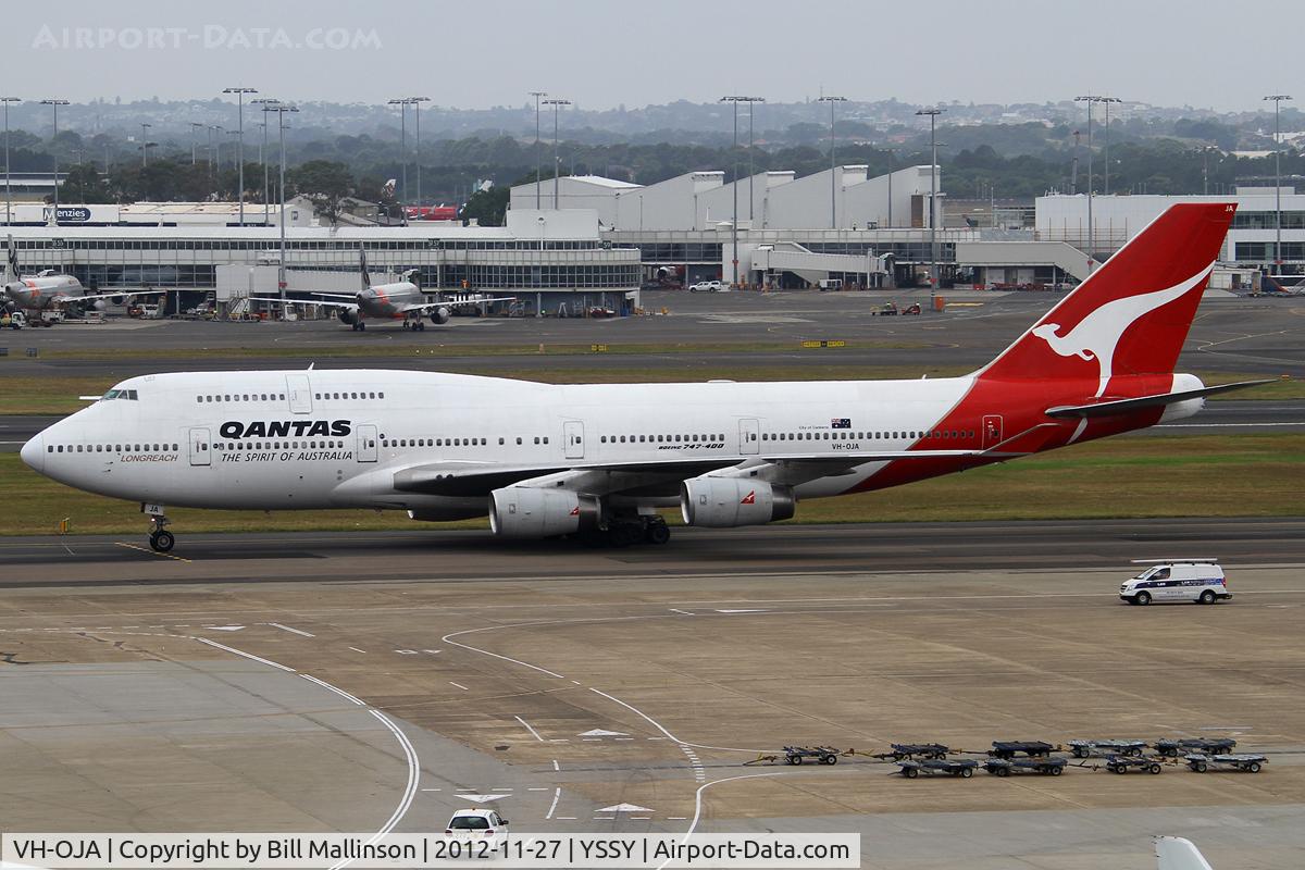 VH-OJA, 1989 Boeing 747-438 C/N 24354, taxiing to 16R
