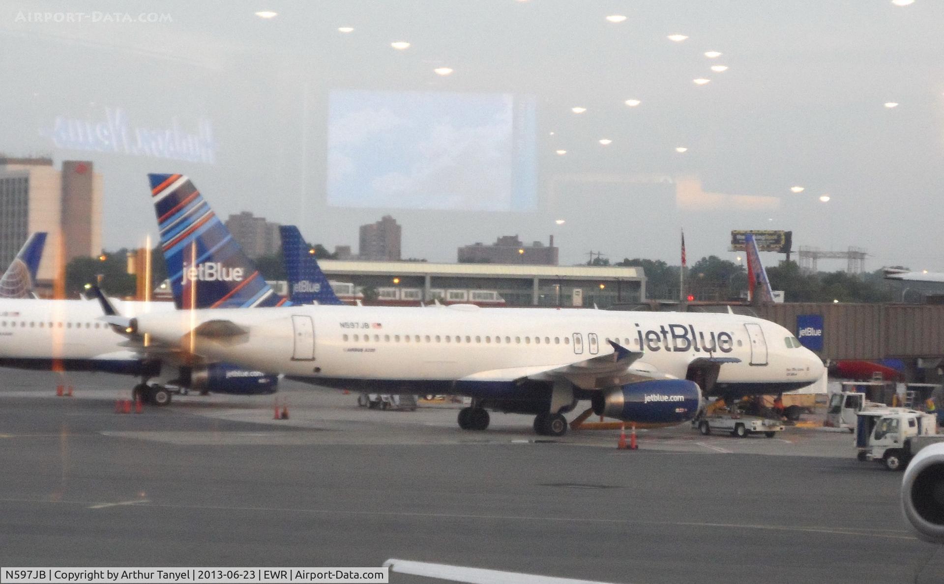N597JB, 2004 Airbus A320-232 C/N 2307, @ gate @ EWR