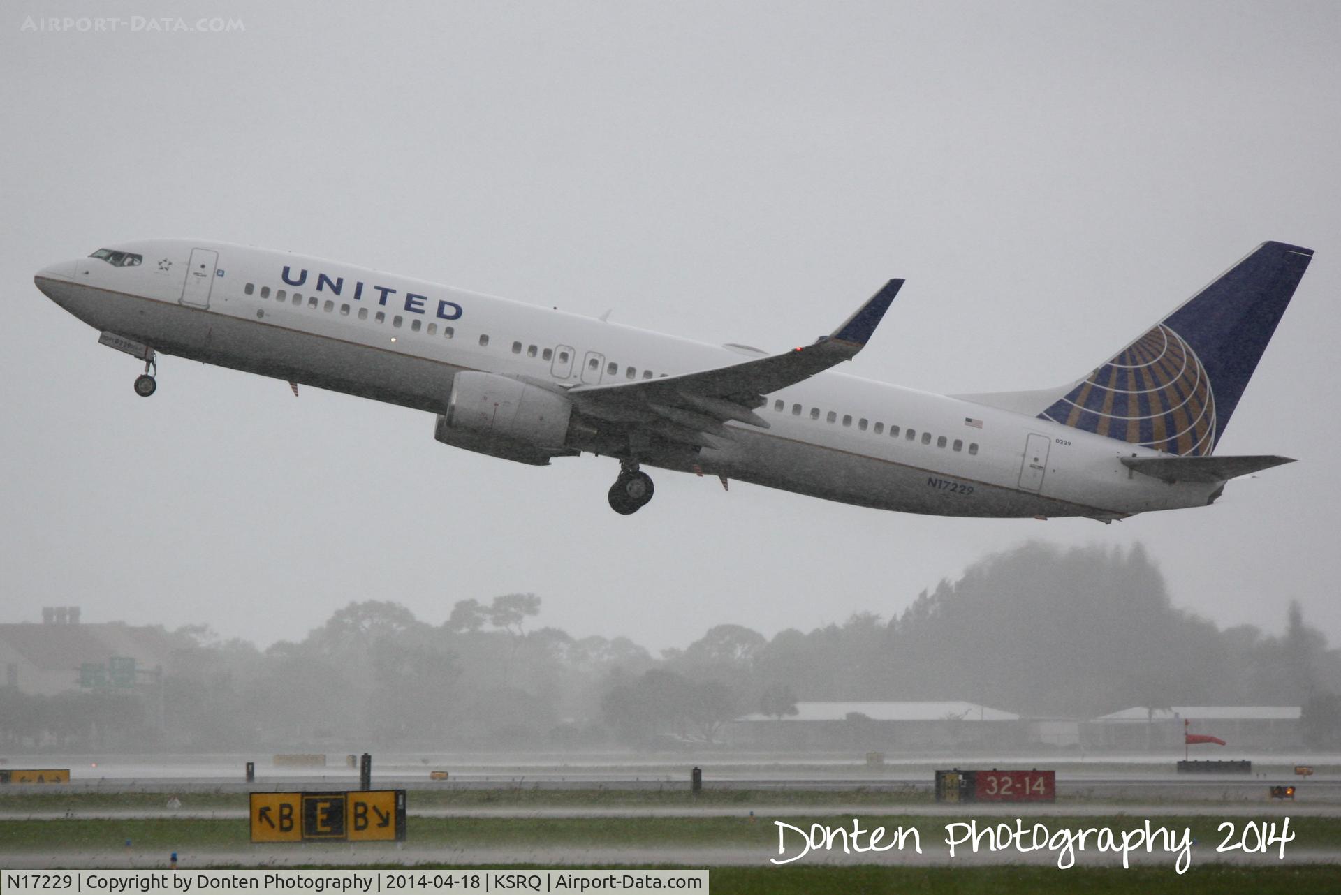 N17229, 1999 Boeing 737-824 C/N 28793, United Flight 1286 (N17229) departs Sarasota-Bradenton International Airport enroute to Chicago-O'Hare International Airport