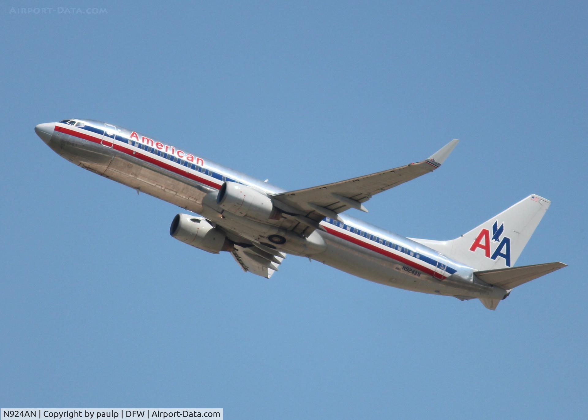 N924AN, 1999 Boeing 737-823 C/N 29525, At DFW.