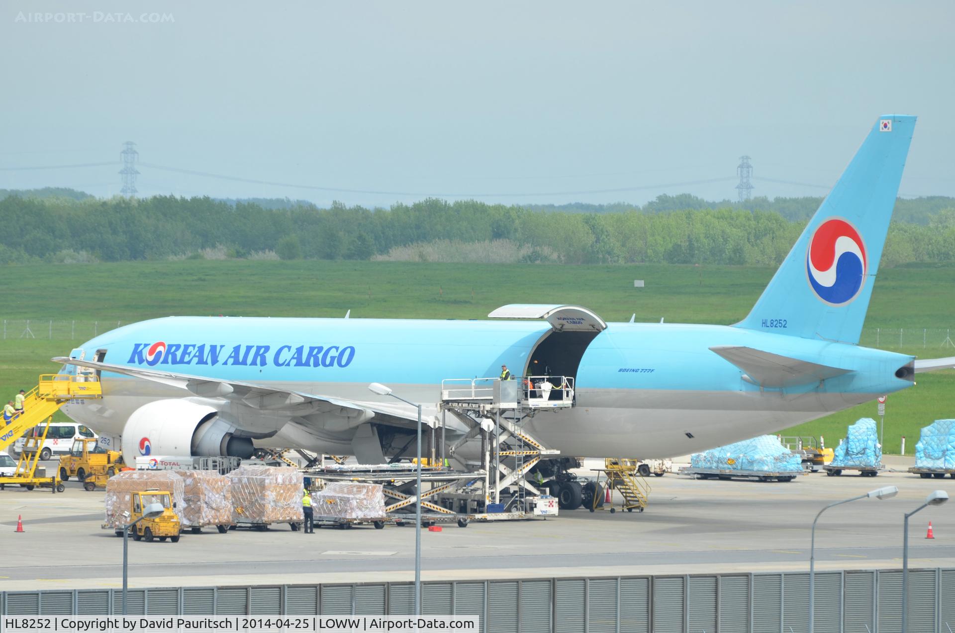 HL8252, 2012 Boeing 777-FB5 C/N 37638, Unloading...