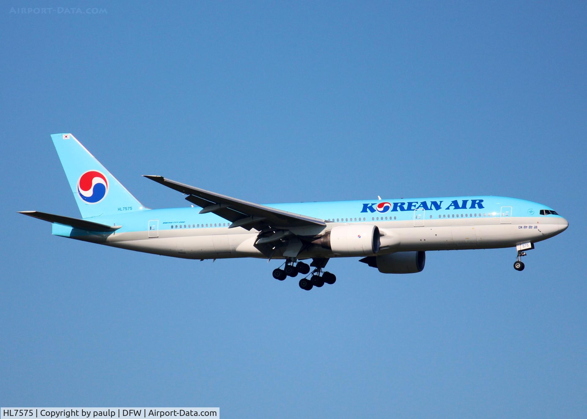 HL7575, 2000 Boeing 777-2B5/ER C/N 28445, Landing at DFW.