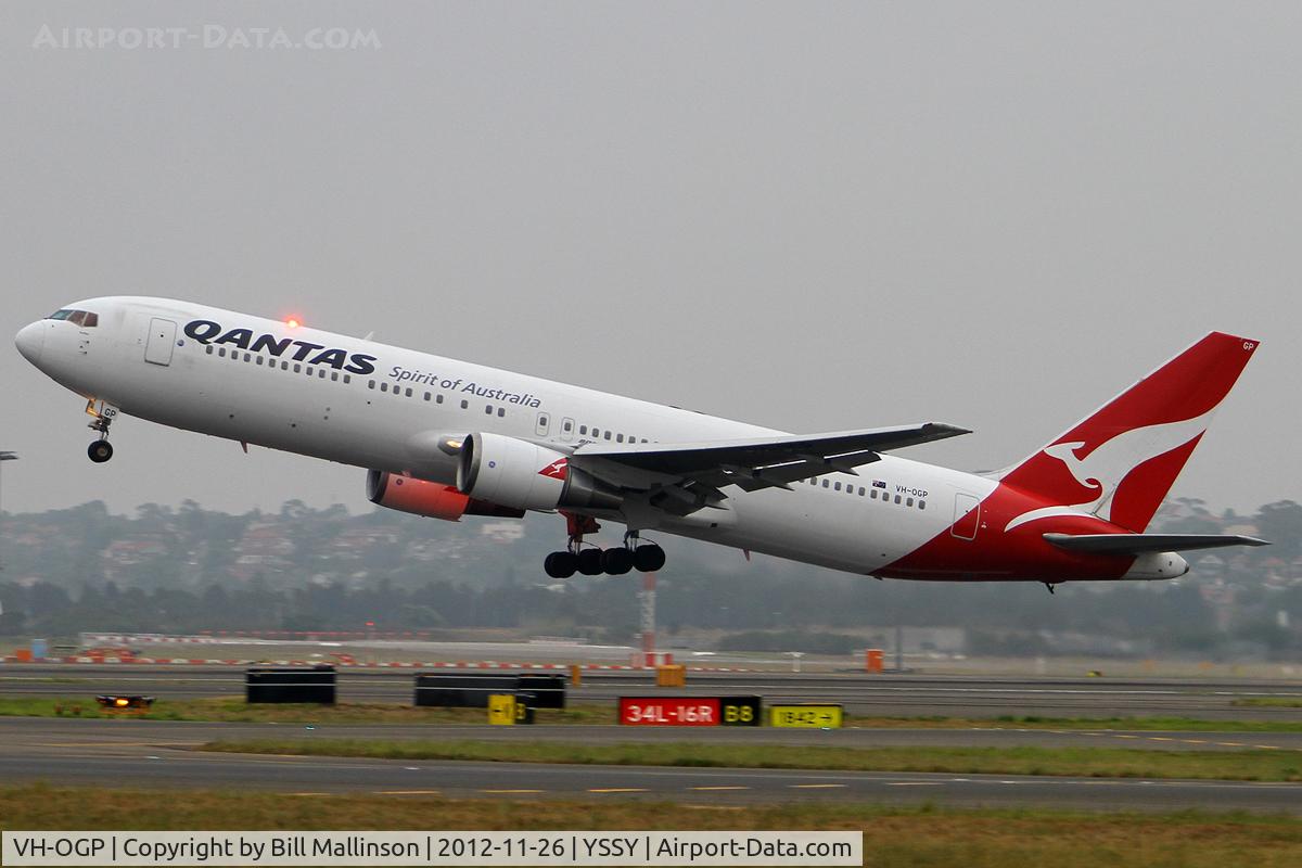 VH-OGP, 1996 Boeing 767-338 C/N 28153, away from 16R