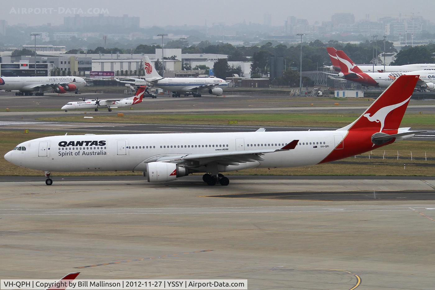 VH-QPH, 2005 Airbus A330-303 C/N 0695, taxiing to 1 6R