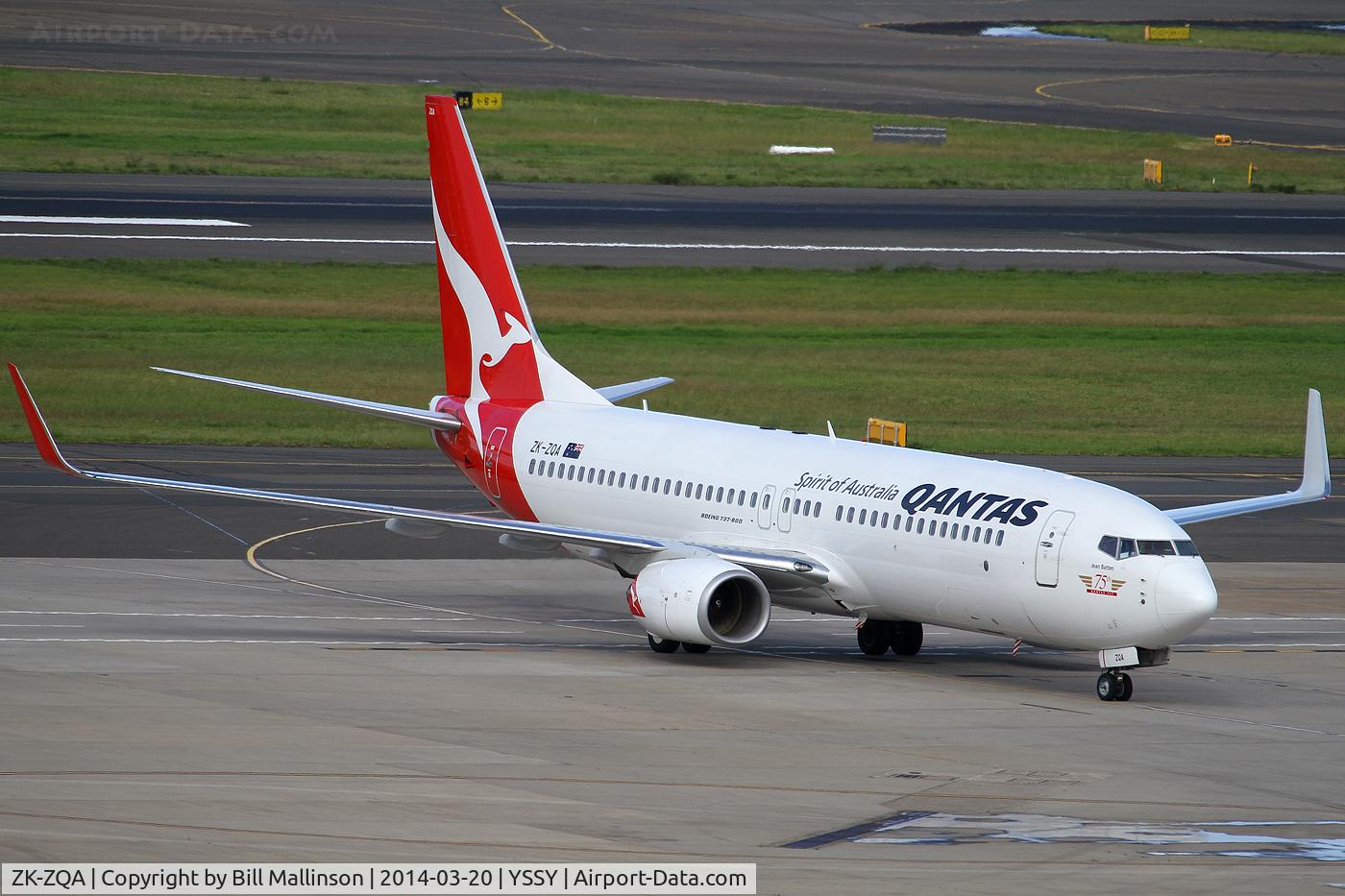 ZK-ZQA, 2009 Boeing 737-838 C/N 34200, taxiing to gate 25