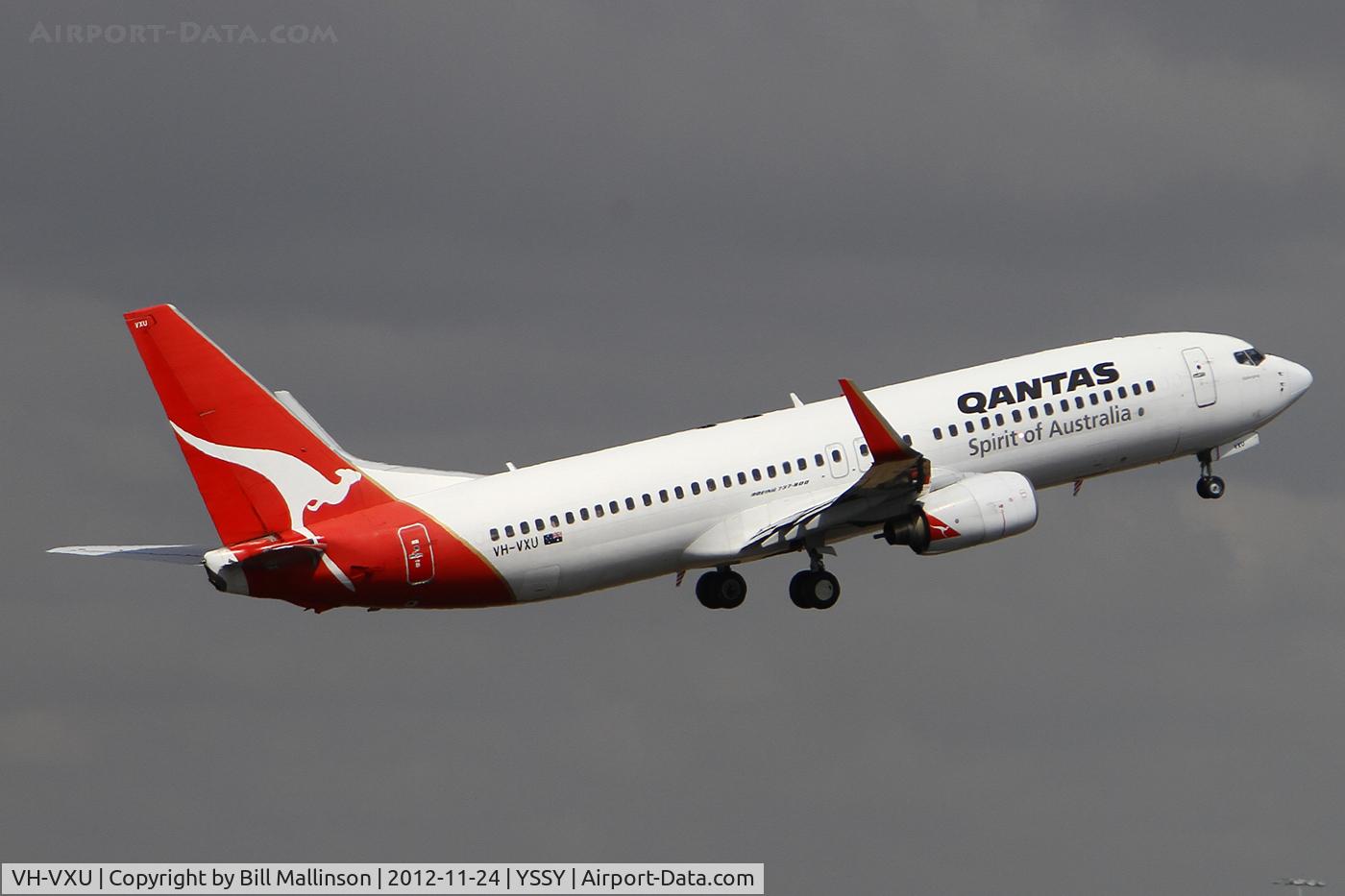 VH-VXU, 2003 Boeing 737-838 C/N 33761, away from 34L