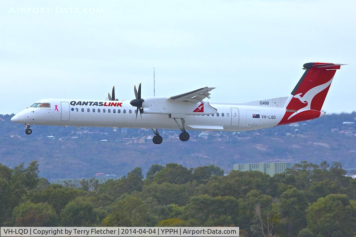 VH-LQD, 2011 De Havilland Canada DHC-8-402Q Dash 8 C/N 4371, 2011 De Havilland Canada DHC-8-402Q, c/n: 4371 landing at Perth