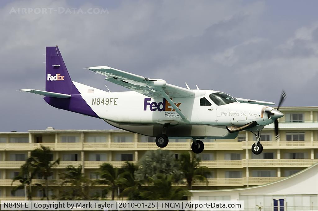 N849FE, Cessna 208B C/N 208B0162, Fedex Cessna 208 about to touch down at Sint Maarten