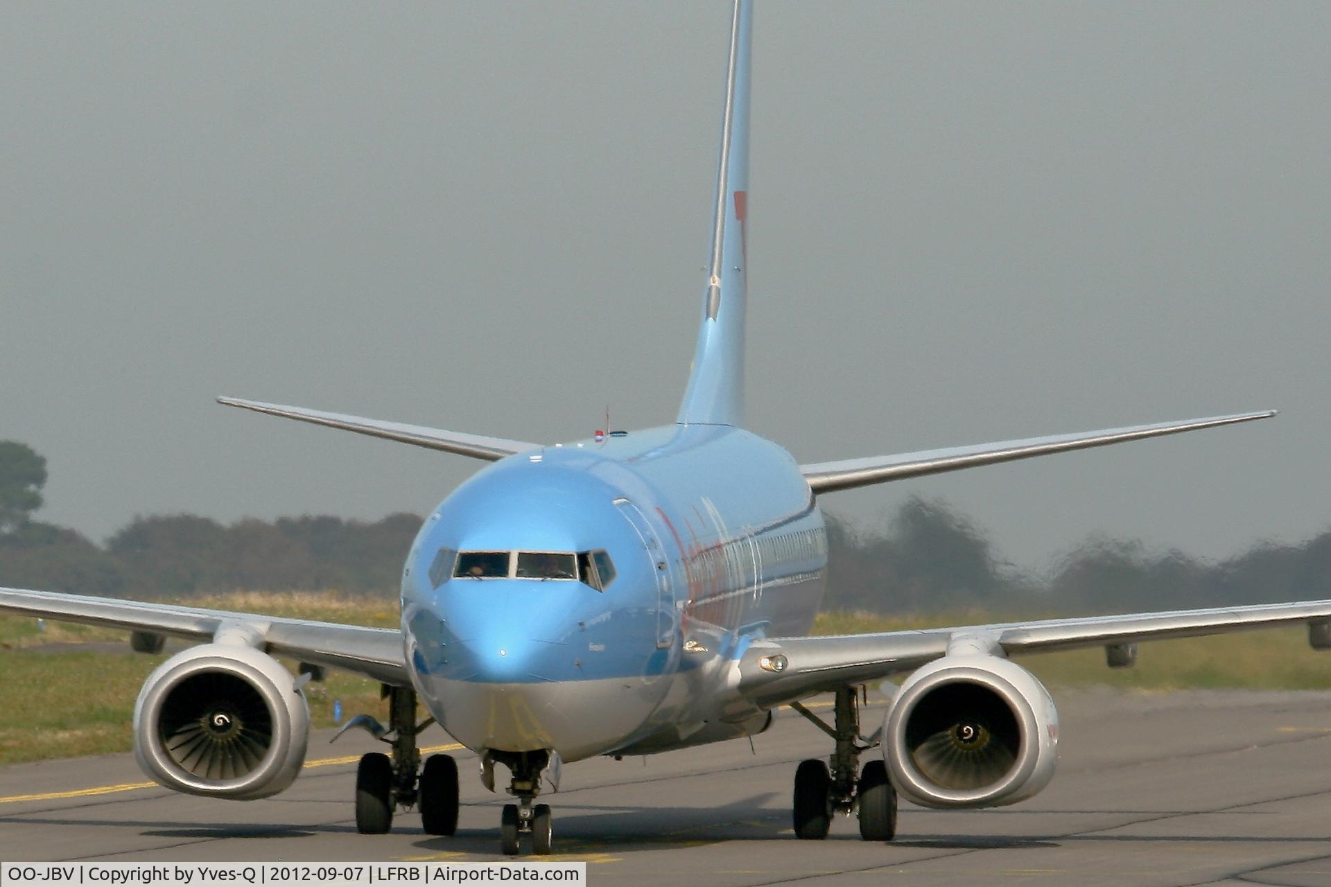 OO-JBV, 1999 Boeing 737-8K5 C/N 27990, Boeing 737-8K5, Taxiing to boarding area, Brest-Guipavas Airport (LFRB-BES)