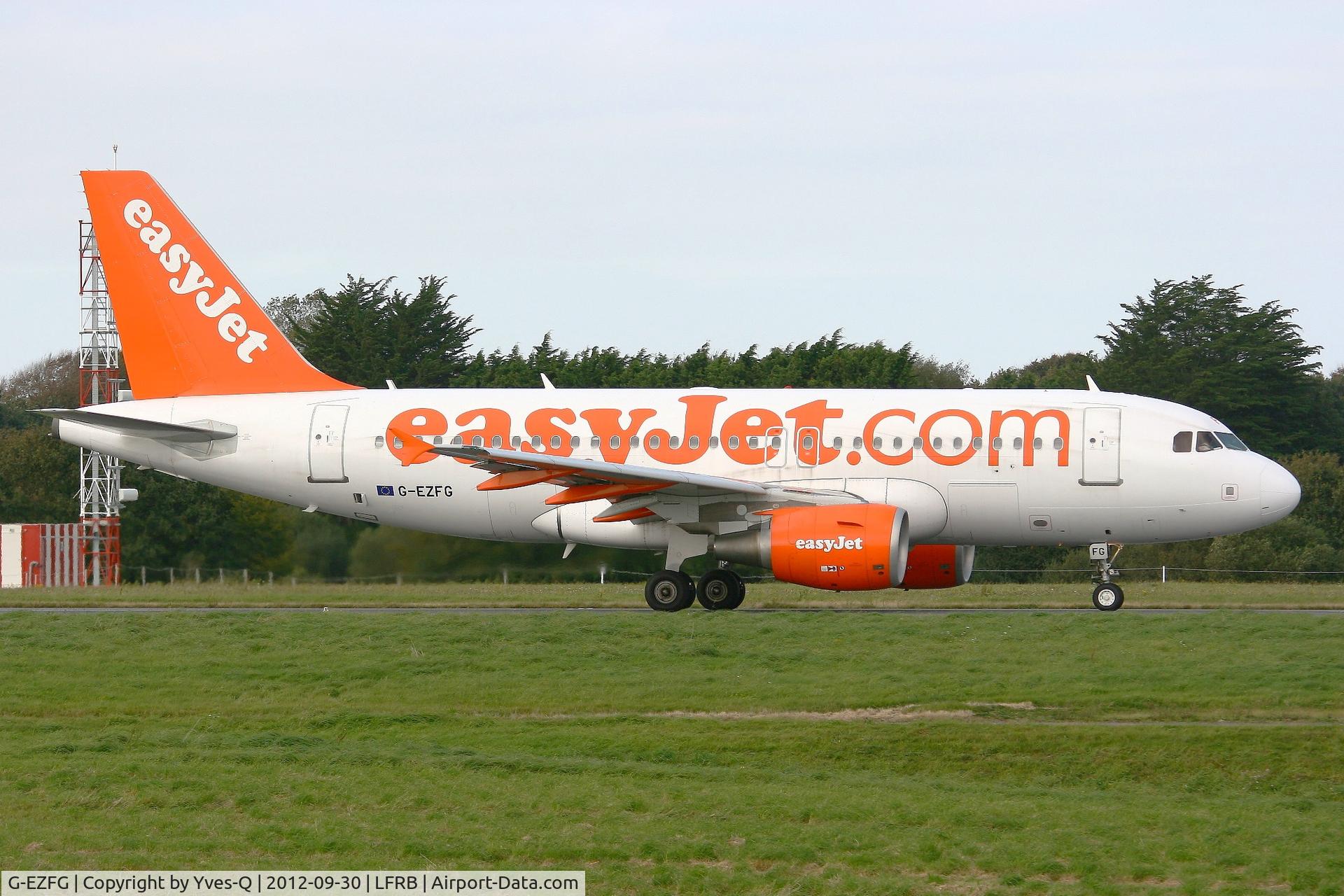 G-EZFG, 2009 Airbus A319-111 C/N 3845, Airbus A319-111, Taxiing to holding point rwy 25L, Brest-Guipavas Airport 5LFRB-BES)