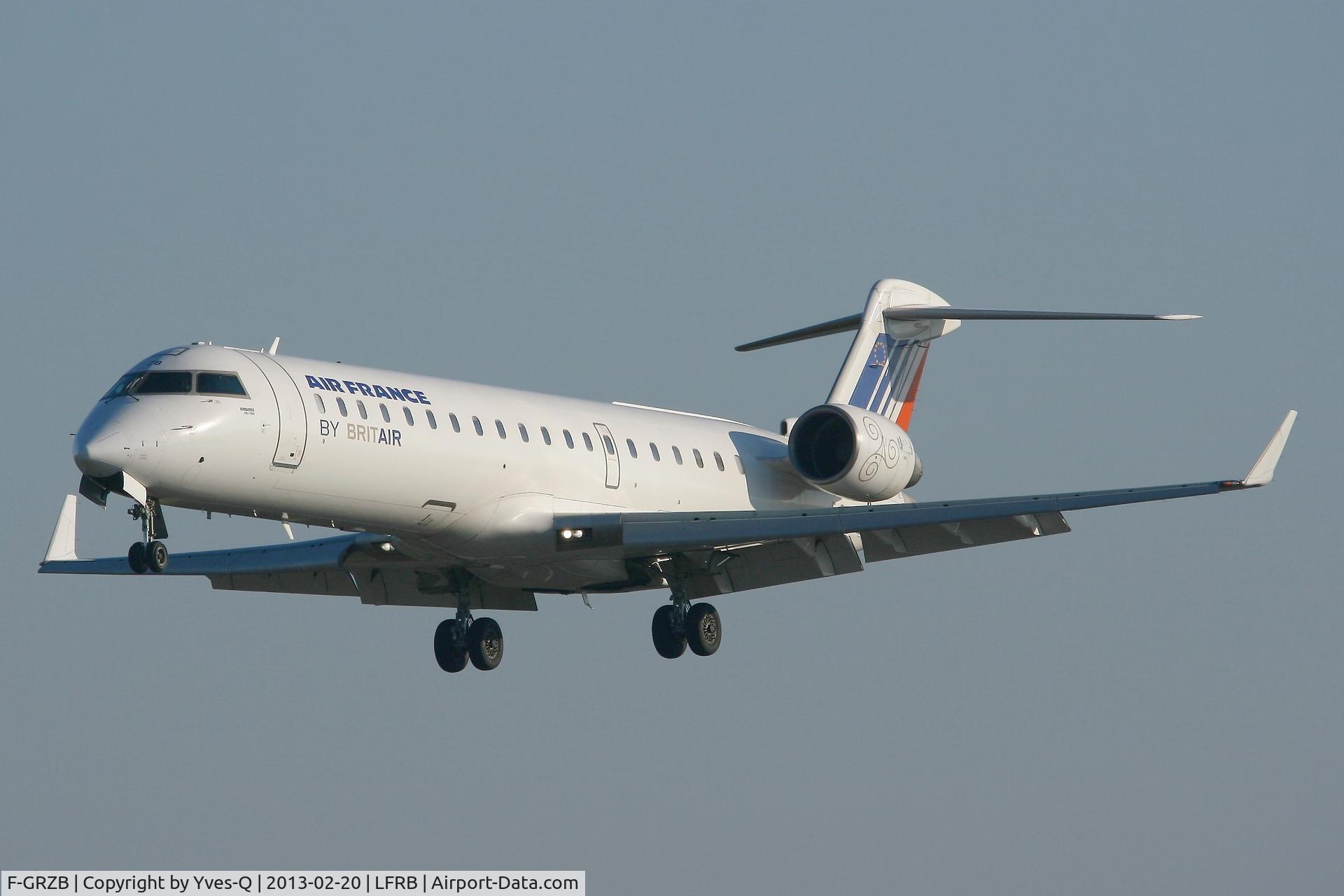 F-GRZB, Canadair CRJ-702 (CL-600-2C10) Regional Jet C/N 10007, Canadair Regional Jet CRJ-702, Short approach Rwy 25L, Brest-Guipavas Airport (LFRB-BES)