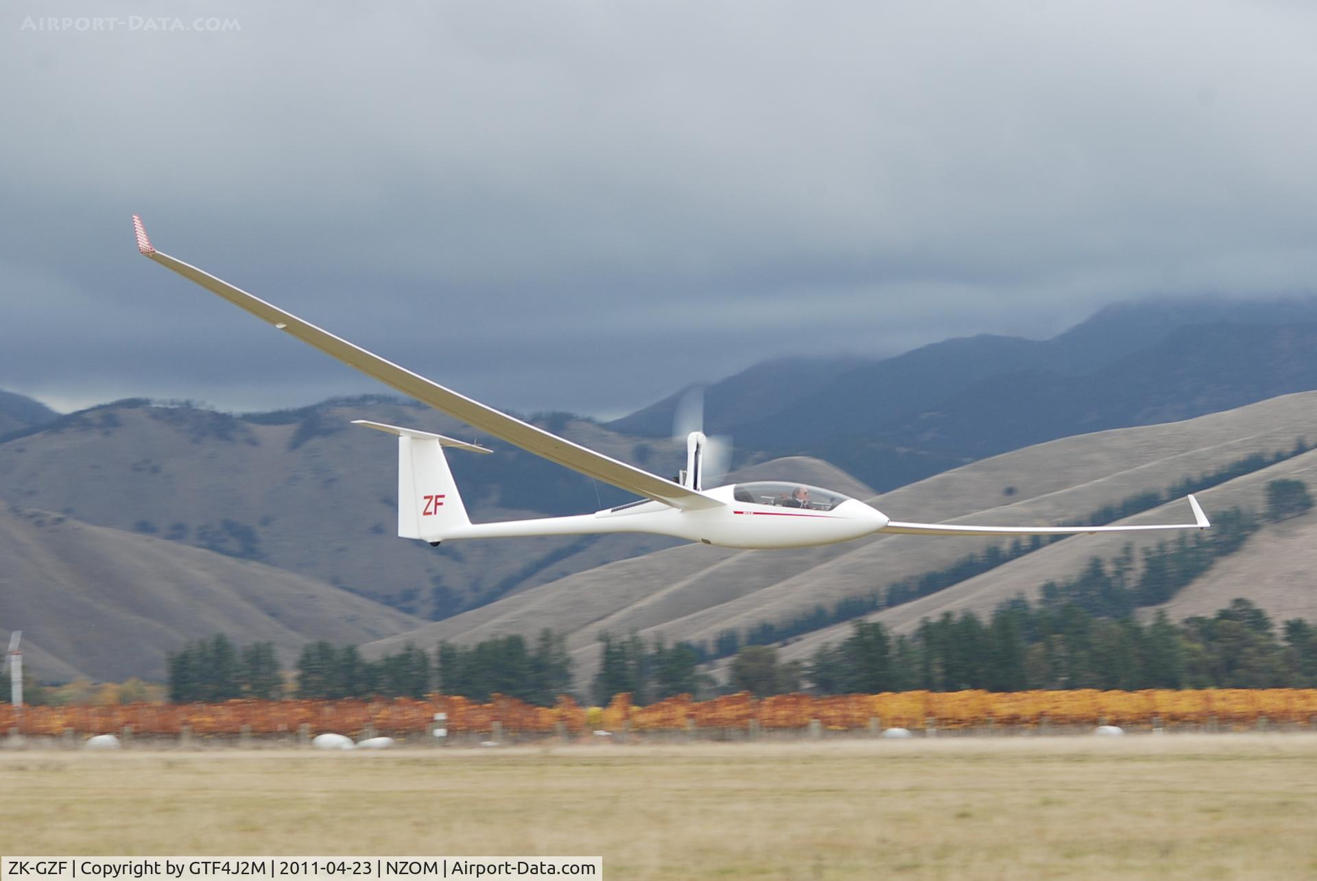 ZK-GZF, Schleicher ASH-25M C/N 25202, ZK-GZF 'ZF' takes off to display at the Omaka airshow 23.4.11