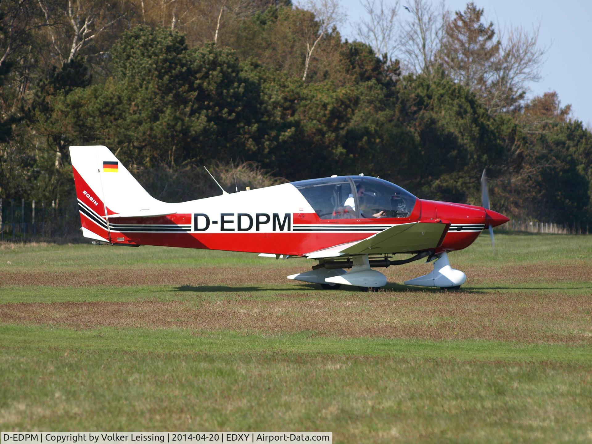 D-EDPM, 1999 Robin DR-400-200R Remorqueur C/N 2209, line up