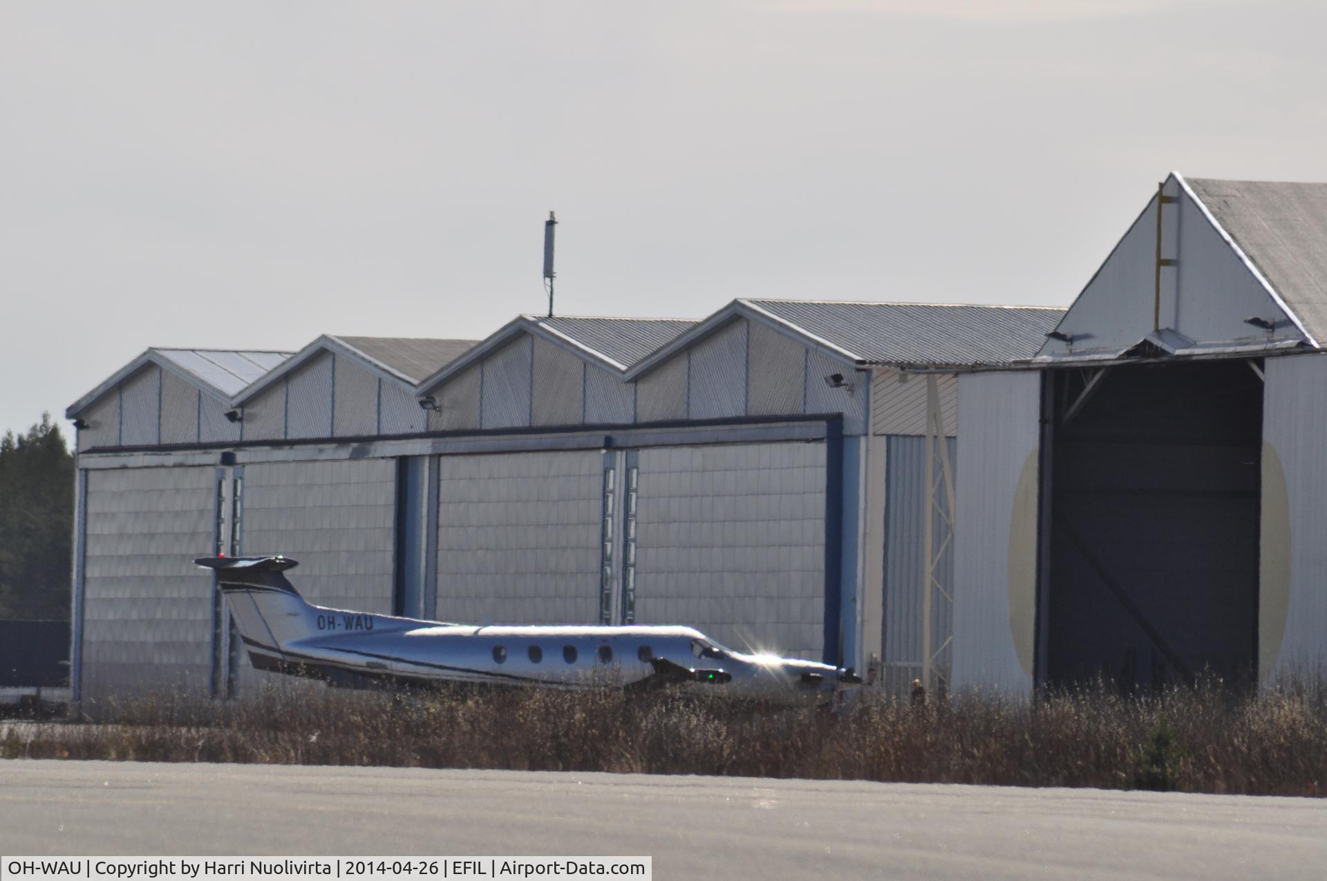 OH-WAU, 2009 Pilatus PC-12/47E C/N 1090, Entering the hangar