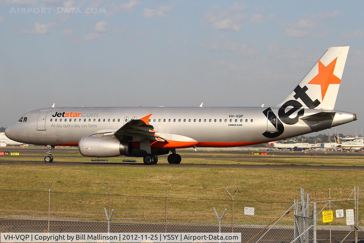 VH-VQP, 2000 Airbus A320-232 C/N 2573, taxiing to 34R
