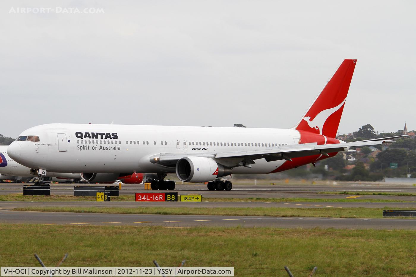 VH-OGI, 1991 Boeing 767-338 C/N 25246, taxiing from 16R