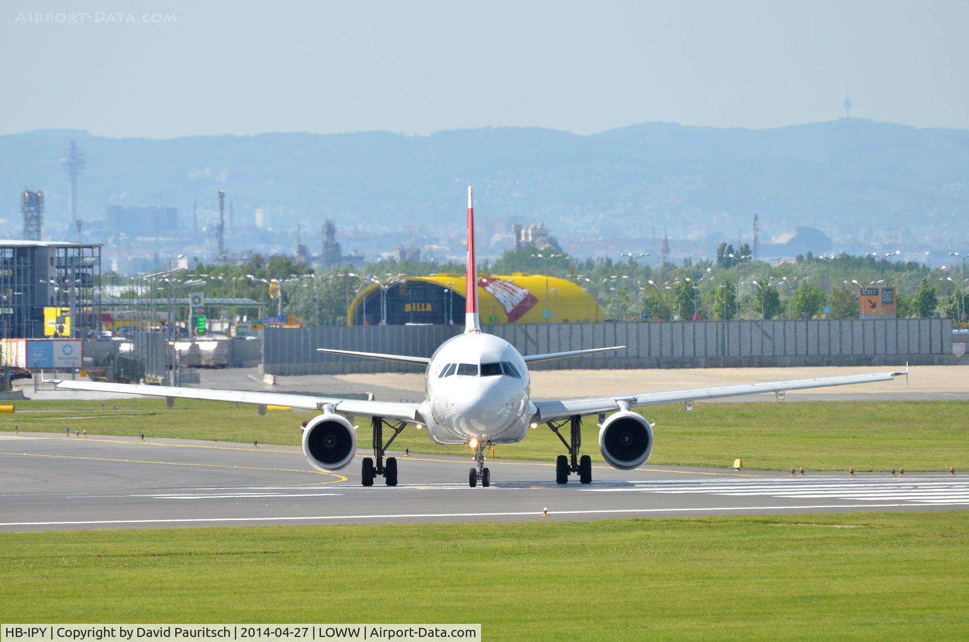 HB-IPY, 1996 Airbus A319-112 C/N 621, Lining up!