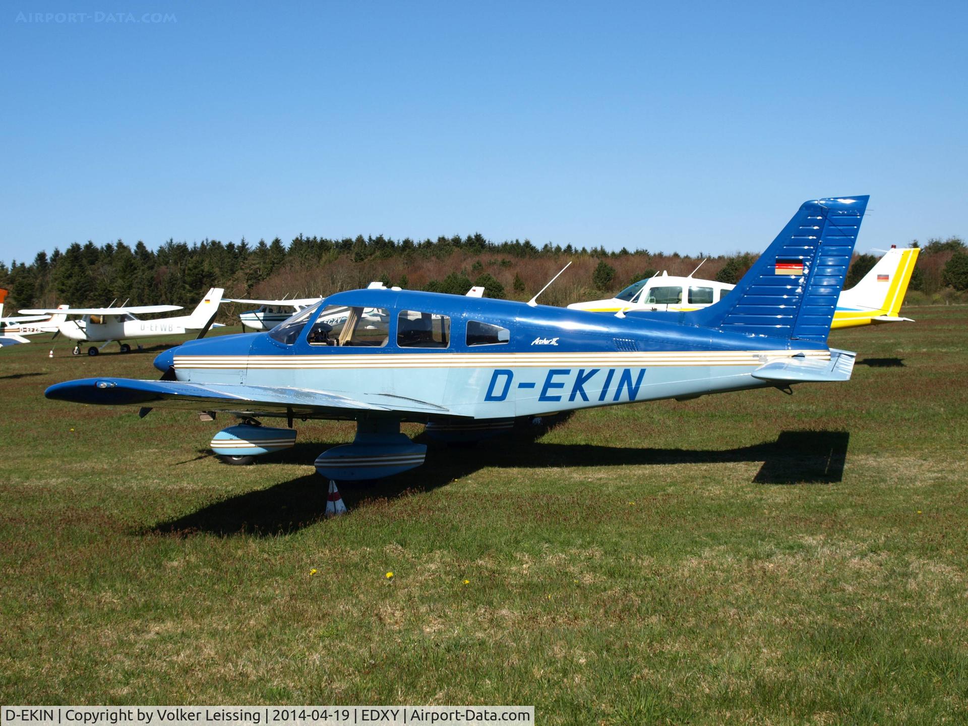 D-EKIN, 1995 Piper PA 28-181 Archer II C/N 2890141, parking