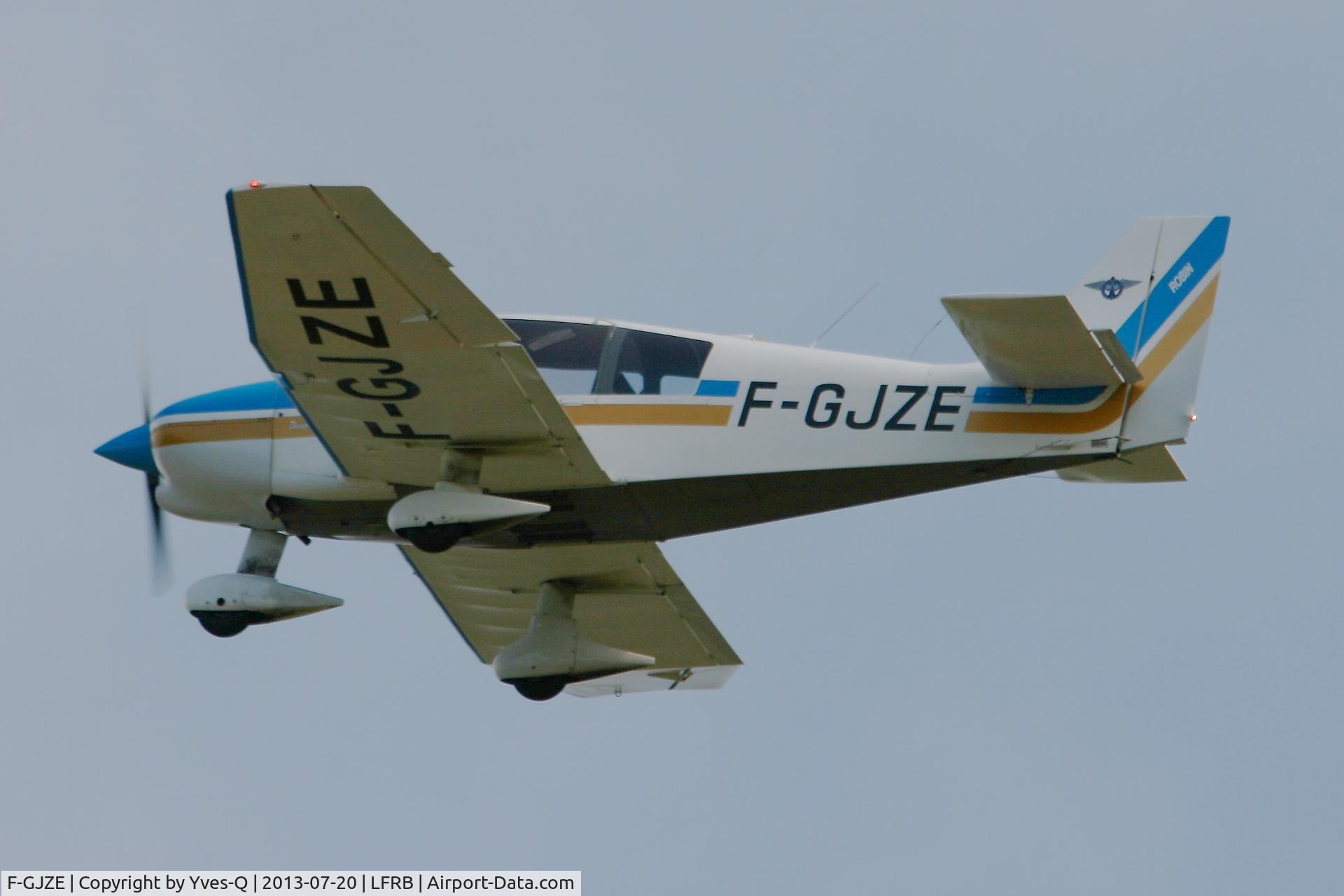 F-GJZE, Robin DR-400-120 Petit Prince C/N 2005, Robin DR-400-120, Short approach rwy 25L, Brest-Bretagne Airport (LFRB-BES)