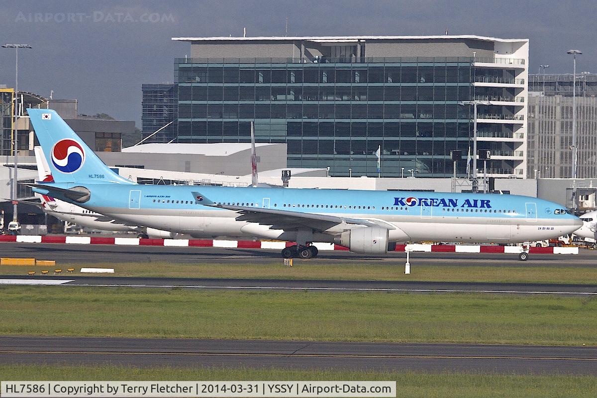 HL7586, 2000 Airbus A330-323 C/N 351, 2000 Airbus A330-323, c/n: 351 of Korean Air at Sydney