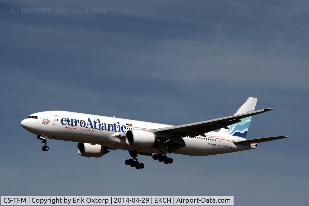 CS-TFM, 1998 Boeing 777-212/ER C/N 28513, CS-TFM about to land on rw 22L