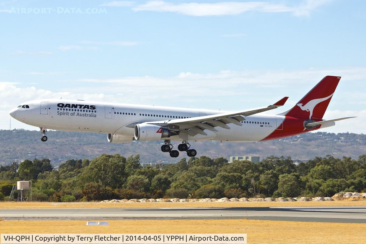 VH-QPH, 2005 Airbus A330-303 C/N 0695, VH-QPH (Noosa), 2005 Airbus A330-303, c/n: 0695 at Perth Int