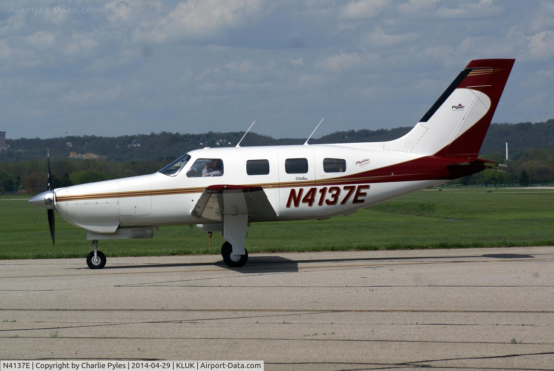 N4137E, 1999 Piper PA-46-350P Malibu Mirage C/N 4636215, Taxiing off 21L at KLUK. The year information on this one is incorrect on more than one web site. It was mfg. in 1999 per the serial number of sister ship N463JP